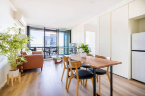 Waterfront 2BR Docklands apt w Balcony&FreeParking#8316